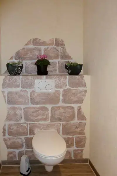 Steinimitation auf Wand gemalt